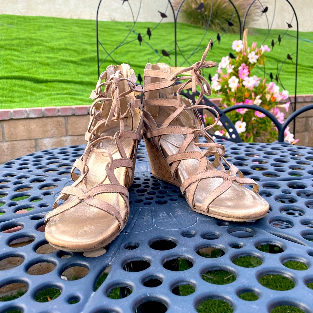 Reaction Kenneth Cole wedge heel in tan. Size 8.5